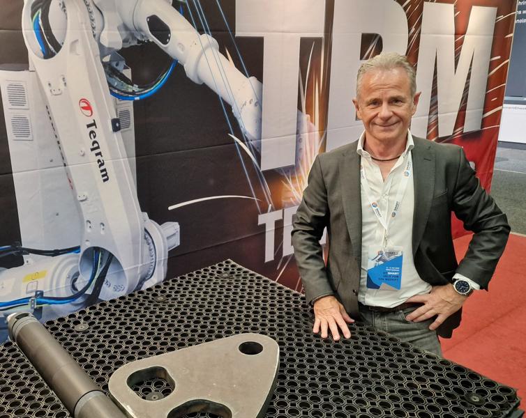 Thomas Bech hos TB Maskin viste blant annet Teqram sliperobot og EasyFlipper komponentvender. Thomas Bech hos TB Maskin viste blant annet Teqram sliperobot og EasyFlipper komponentvender.