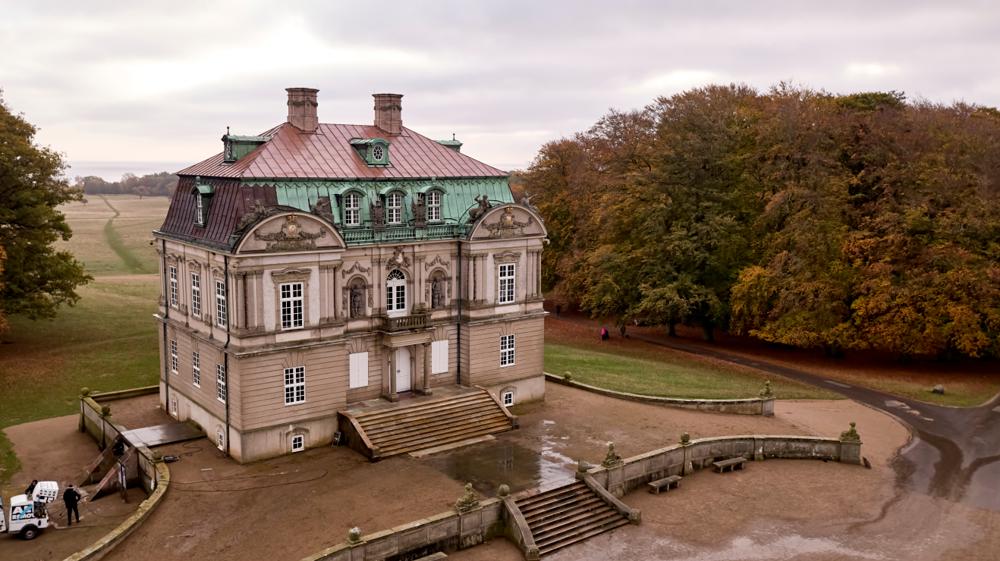 Eremitageslottet er et godt eksempel på nødvendighedens æstetik – man udskiftede den valmede del, og beholdt mansardtaget, kviste og sider. Eremitageslottet er et godt eksempel på nødvendighedens æstetik – man udskiftede den valmede del, og beholdt mansardtaget, kviste og sider.
