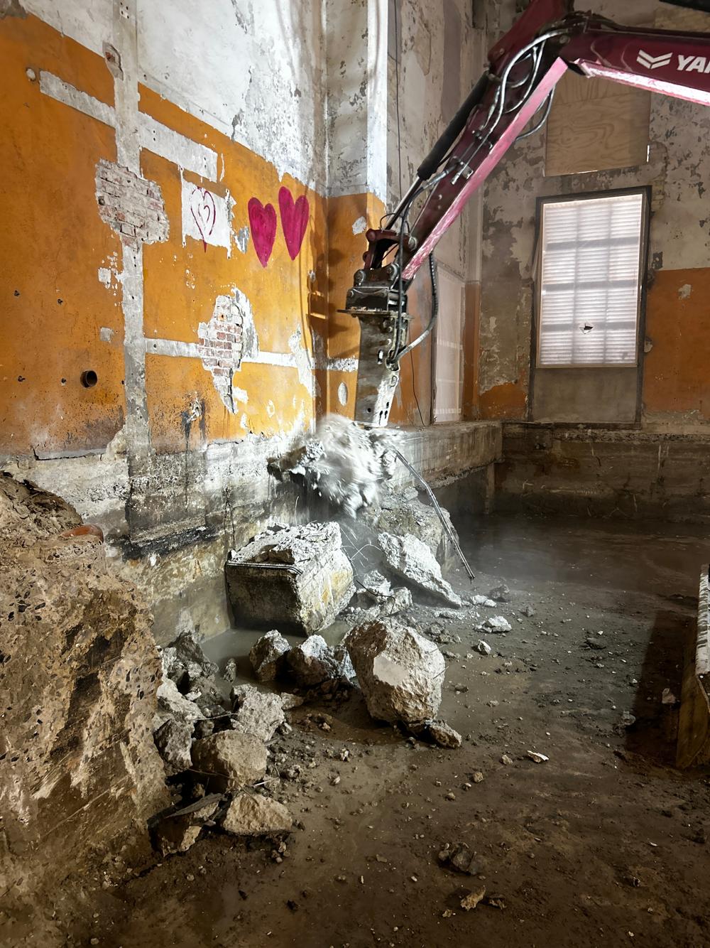 NCC er i fuld gang med transformation af Spritten. En del af nedbrydningen går ud på at fjerne det gamle terrændæk. NCC er i fuld gang med transformation af Spritten. En del af nedbrydningen går ud på at fjerne det gamle terrændæk.