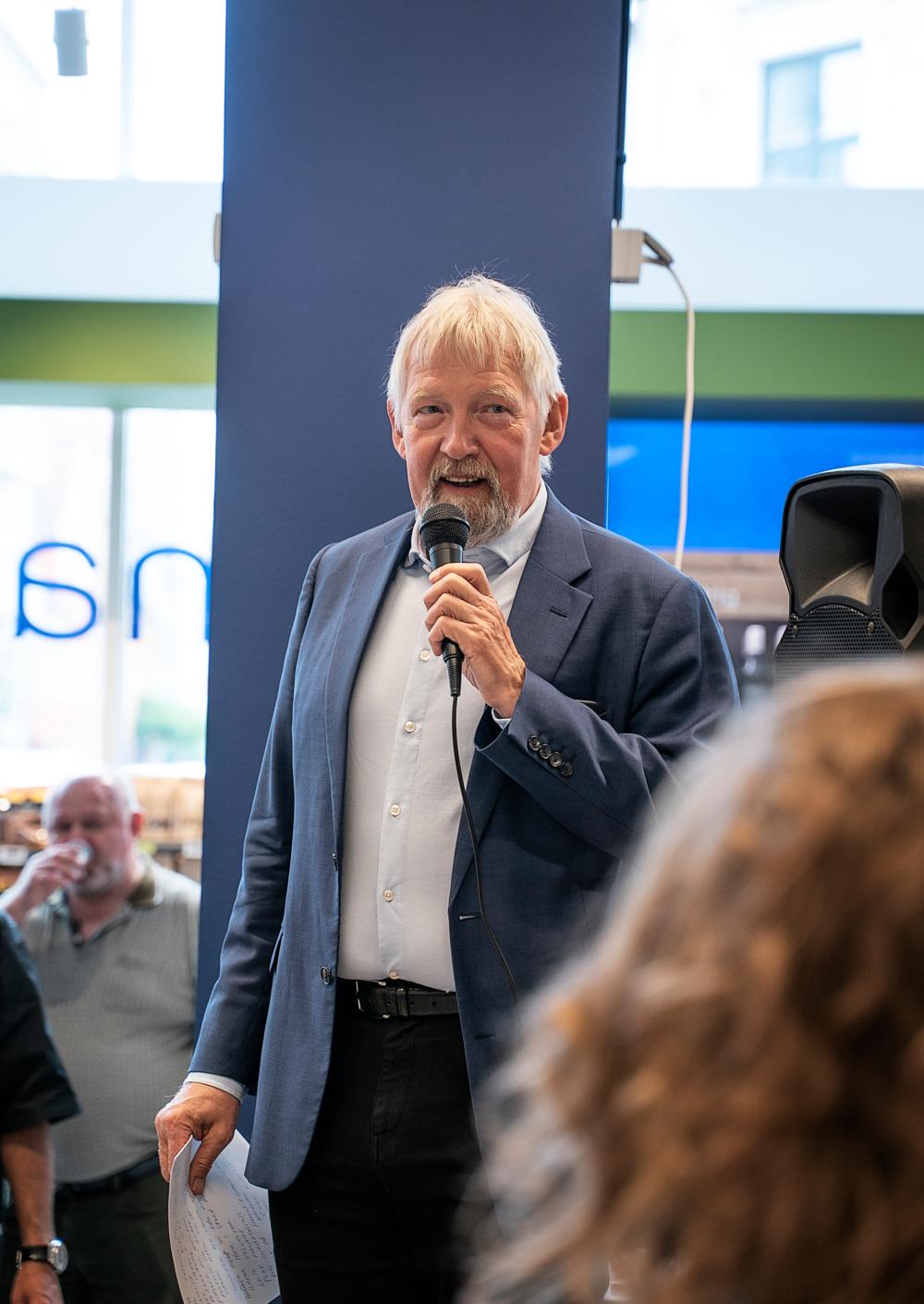 Dagen før: Stifter og direktør Alfred Josefsen holder tale inden åbningen af Alma Madmarkeds anden butik. Dagen før: Stifter og direktør Alfred Josefsen holder tale inden åbningen af Alma Madmarkeds anden butik.