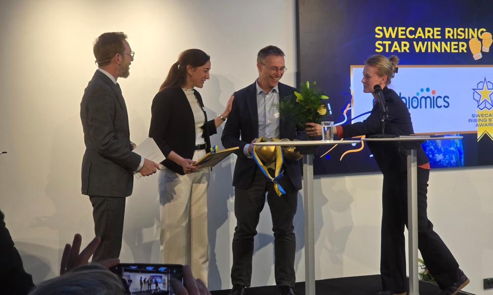 Neobiomics vd Emma Höglund och företagets grundare Stefan Johansson tog emot Swecares Rising Star Award. Neobiomics vd Emma Höglund och företagets grundare Stefan Johansson tog emot Swecares Rising Star Award.