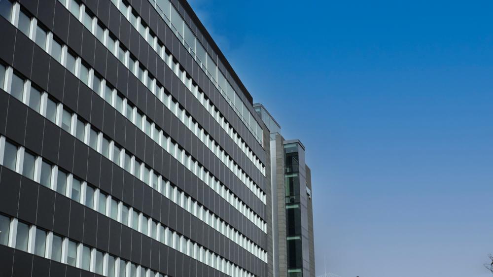 PWC’s domicil på Strandvejen fik totalrenoveret facaden. De gamle vinduesglas blev knust og omdannet til glasuld til facadeisoleringen via Saint Gobain Isover-konceptet ’Glas til uld’. PWC’s domicil på Strandvejen fik totalrenoveret facaden. De gamle vinduesglas blev knust og omdannet til glasuld til facadeisoleringen via Saint Gobain Isover-konceptet ’Glas til uld’.