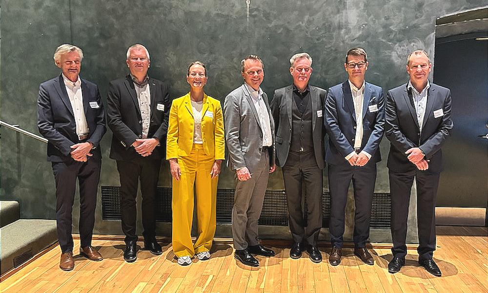 Efter generalforsamlingen består Danske Speditørers bestyrelse af Jesper E. Petersen (formand), Jesper Bundgaard Madsen (ikke med på billedet) , Michael Justesen, Jørgen Jessen (Ikke med på billedet), Kim Straarup, Jan Dam Poulsen, Ole Høxbro Mørk, Ulrik Rasmussen og Anne Kathrine Steenbjerge. Efter generalforsamlingen består Danske Speditørers bestyrelse af Jesper E. Petersen (formand), Jesper Bundgaard Madsen (ikke med på billedet) , Michael Justesen, Jørgen Jessen (Ikke med på billedet), Kim Straarup, Jan Dam Poulsen, Ole Høxbro Mørk, Ulrik Rasmussen og Anne Kathrine Steenbjerge.