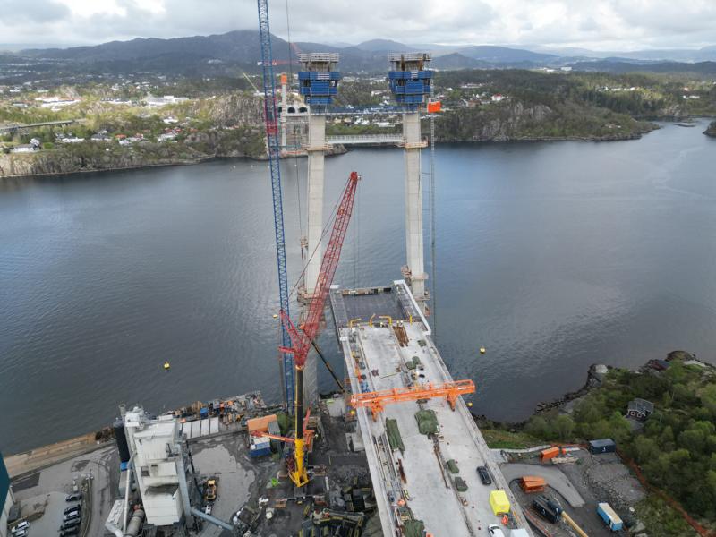 I Knarrvika er brutårnene til Nye Sotrabru i ferd med å reise seg. De støpes i omganger på 4,5 meter og skal bli 145 meter høye. Brutårnene er nå over 100 meter høye. I Knarrvika er brutårnene til Nye Sotrabru i ferd med å reise seg. De støpes i omganger på 4,5 meter og skal bli 145 meter høye. Brutårnene er nå over 100 meter høye.