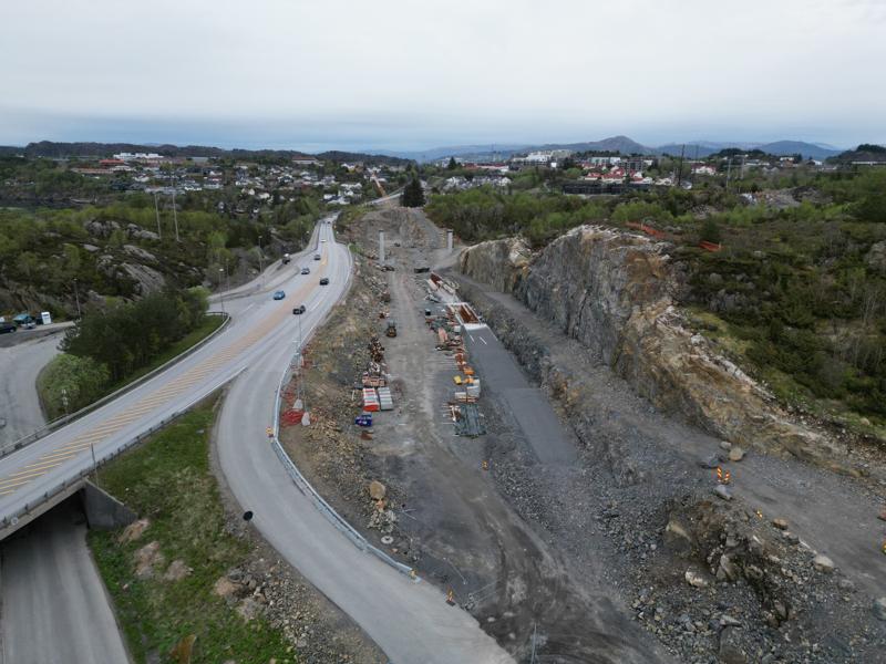 På Bildøy vil det komme en gang- og sykkelbru over rv. 555. Sotra Link har begynt å støpe fundamentene til den nye brua. På Bildøy vil det komme en gang- og sykkelbru over rv. 555. Sotra Link har begynt å støpe fundamentene til den nye brua.