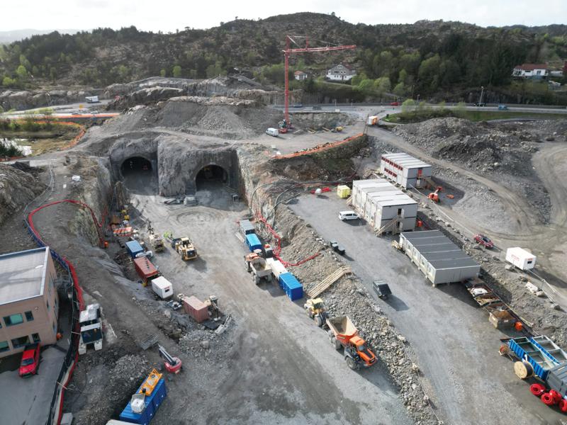 Drivinga av Knarrvika-tunnelen er i gang fra mars 2025. Tunnelen blir ca. 650 meter lang. Drivinga av Knarrvika-tunnelen er i gang fra mars 2025. Tunnelen blir ca. 650 meter lang.