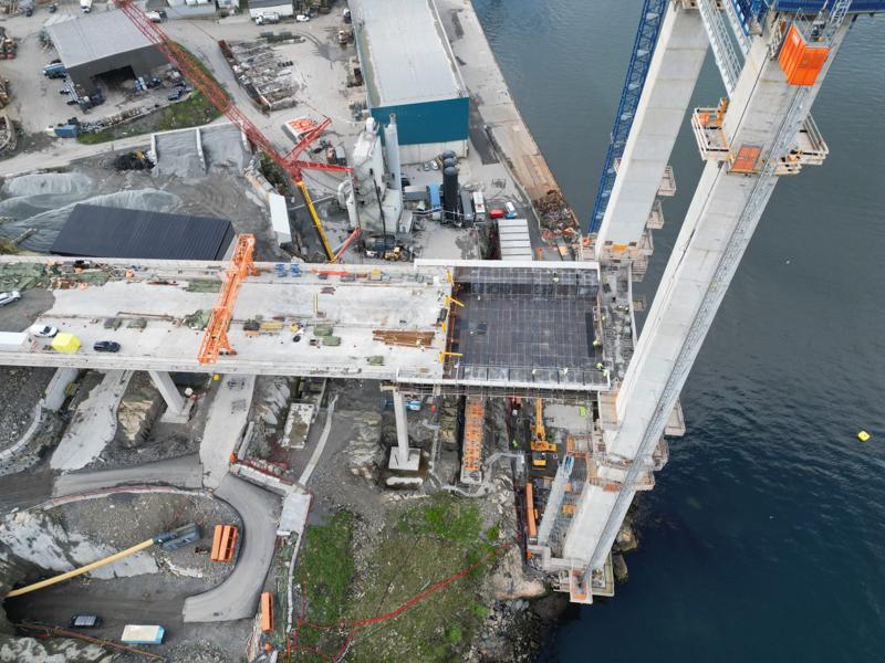 Viadukten til Nye Sotrabru i Knarrevika begynner å ta form. Viadukten til Nye Sotrabru i Knarrevika begynner å ta form.