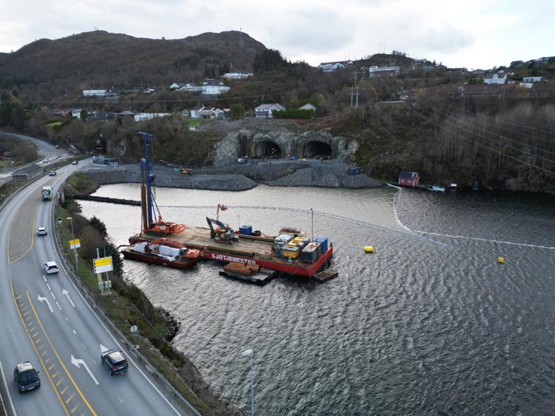 I april hadde Sotra Link gjennomslag i begge tunnelløpene til den nye Kolltveittunnelen. De utfører også pelearbeid til ny bru over Bildøystraumen. I april hadde Sotra Link gjennomslag i begge tunnelløpene til den nye Kolltveittunnelen. De utfører også pelearbeid til ny bru over Bildøystraumen.