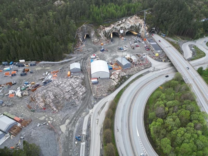 På Storavatnet ser man utløpet til Drotningsviktunnelen, som blir 1,9 km lang. På Storavatnet ser man utløpet til Drotningsviktunnelen, som blir 1,9 km lang.