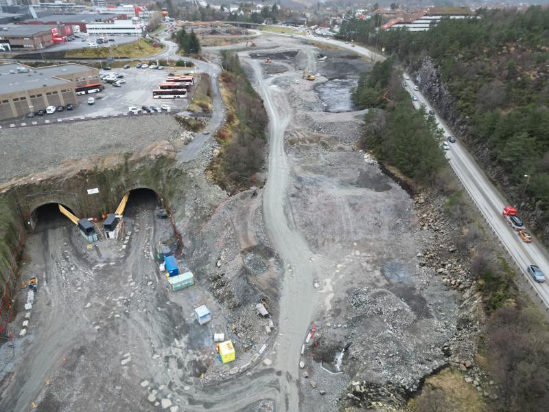 Straumetunnelens østgående løp blir 743 meter langt, og det vestgående løpet blir 698,5 meter langt. Sotra Link nærmer seg gjennomslag i tunnelen. Straumetunnelens østgående løp blir 743 meter langt, og det vestgående løpet blir 698,5 meter langt. Sotra Link nærmer seg gjennomslag i tunnelen.