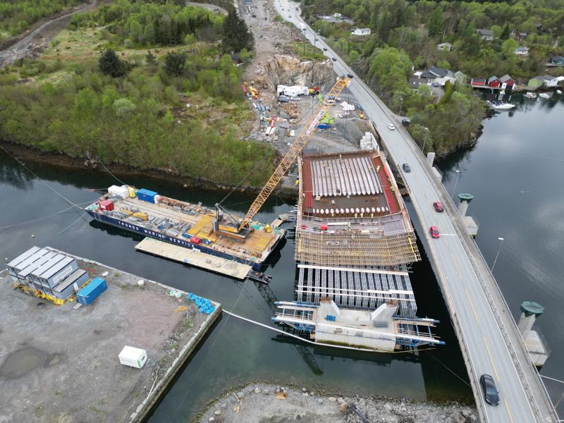 Ved Straumsundet arbeider Sotra Link med bryggesøyler, installering av stillas og forskaling til brudekke. Støpearbeid utføres i mai. Ved Straumsundet arbeider Sotra Link med bryggesøyler, installering av stillas og forskaling til brudekke. Støpearbeid utføres i mai.