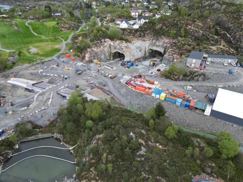 Tunnelportalene til den nye Kolltveittunnelen i vest. Sotra Link nådde gjennomslag i den 947 meter lange tunnelen i april 2024. Nå innredes tunnelen. Tunnelportalene til den nye Kolltveittunnelen i vest. Sotra Link nådde gjennomslag i den 947 meter lange tunnelen i april 2024. Nå innredes tunnelen.