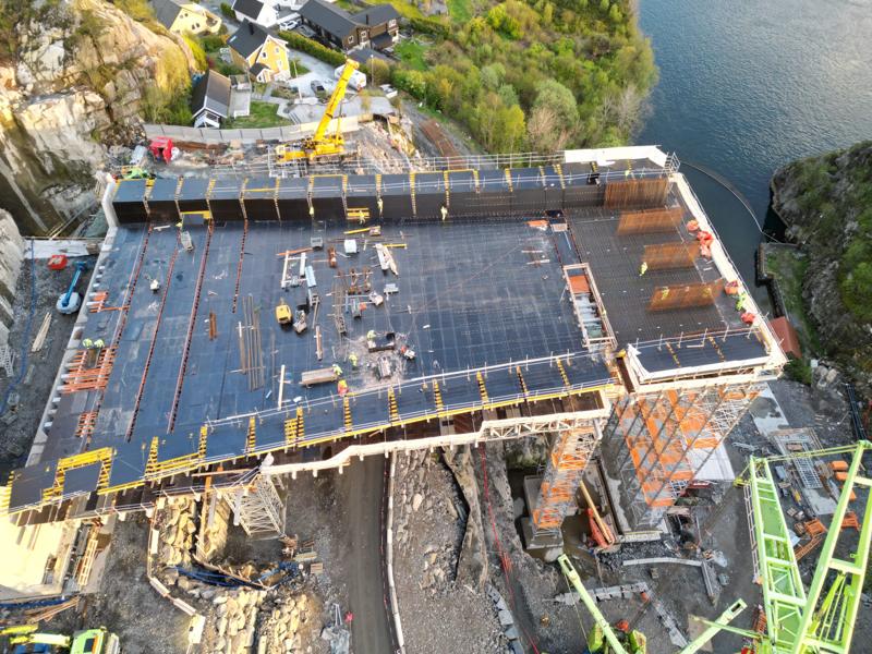 Én av tre viadukter i Drotningsvik sør mellom utløpet av Drotningsviktunnelen og brutårnene til Nye Sotrabru. Én av tre viadukter i Drotningsvik sør mellom utløpet av Drotningsviktunnelen og brutårnene til Nye Sotrabru.
