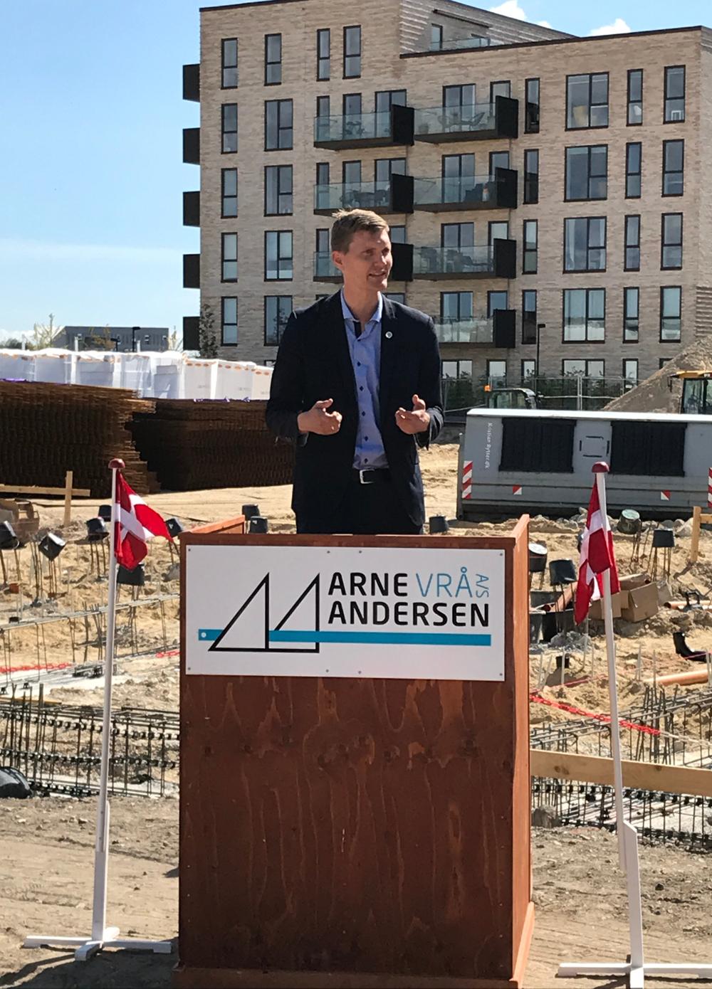 Borgmester i Aalborg Lasse Frimand Jensen på talerstolen ved første spadestik 7. maj 2025. Borgmester i Aalborg Lasse Frimand Jensen på talerstolen ved første spadestik 7. maj 2025.