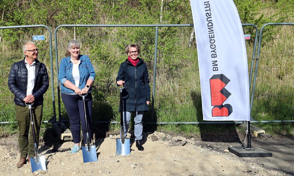 Morgensol og fuglekvidder ved første spadestik til AKB, Rødovres boligafdeling, Espegården, 7. maj 2025. Bag spaderne fra venstre: Jens Elmelund (KAB), Karin S. Sørensen (AKB Rødovre) og Britt Jensen (borgmester i Rødovre Kommune). Morgensol og fuglekvidder ved første spadestik til AKB, Rødovres boligafdeling, Espegården, 7. maj 2025. Bag spaderne fra venstre: Jens Elmelund (KAB), Karin S. Sørensen (AKB Rødovre) og Britt Jensen (borgmester i Rødovre Kommune).