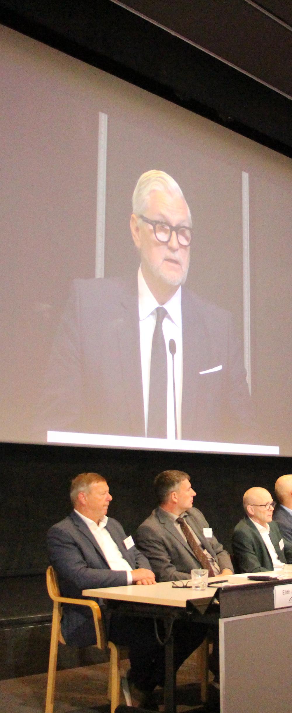 Direktør Erik Østergaard aflægger beretning for bestyrelsen og de øvrige medlemmer. Direktør Erik Østergaard aflægger beretning for bestyrelsen og de øvrige medlemmer.