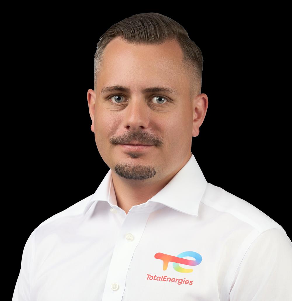 Vi vill vara en aktiv kraft i energiomställningen, säger Jens Persson, Area Sales Manager på TotalEnergies. Vi vill vara en aktiv kraft i energiomställningen, säger Jens Persson, Area Sales Manager på TotalEnergies.