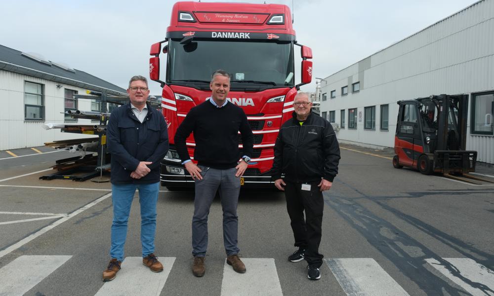 Jesper Kongsted, NTG, Henrik K. Simonsen fra Topsoe og chauffør Anders Andersen fra vognmandsfirmaet Flemming Nielsen & Søn i Skævinge. Jesper Kongsted, NTG, Henrik K. Simonsen fra Topsoe og chauffør Anders Andersen fra vognmandsfirmaet Flemming Nielsen & Søn i Skævinge.