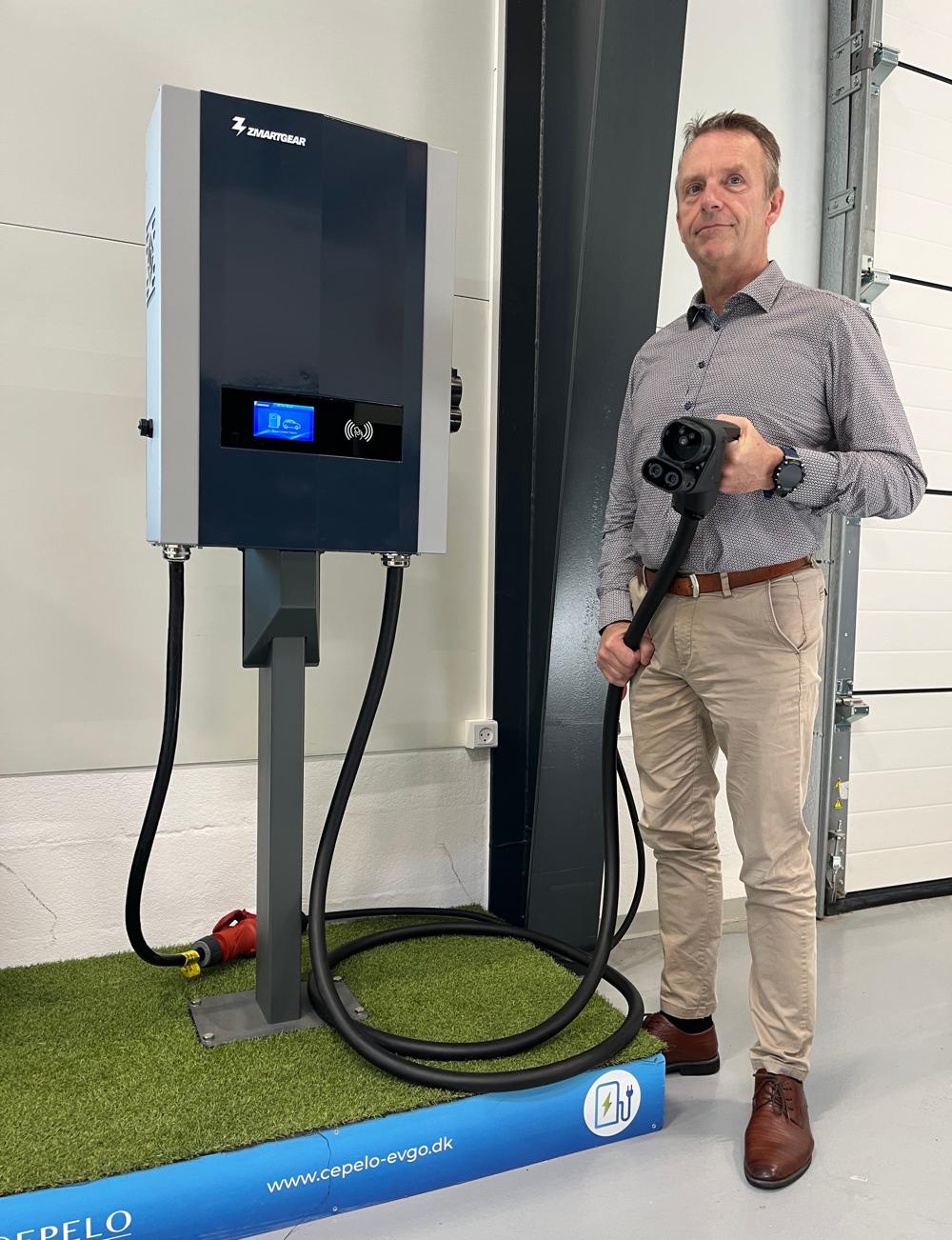 Peter Skriver viser her Cepelos nyeste lader fra Zmartgear, der kan lynlade elbiler på værksteder med op til 40 kW DC. Peter Skriver viser her Cepelos nyeste lader fra Zmartgear, der kan lynlade elbiler på værksteder med op til 40 kW DC.