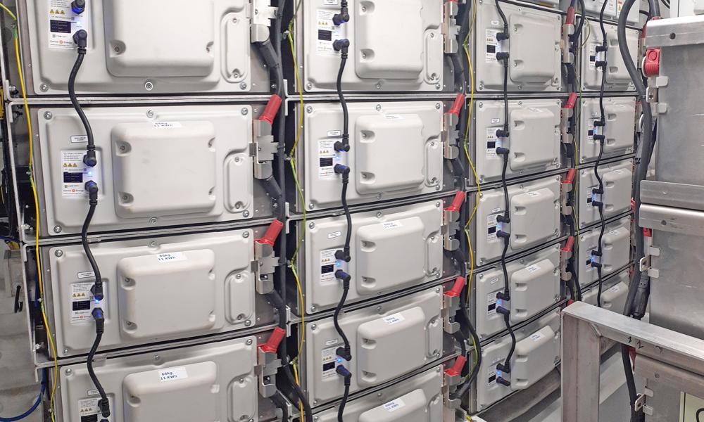 Batteripakken er af typen Corvus Dolphin med 40 moduler og samlet på 410 KWh. Elmotorerne bliver forsynet heraf bl.a under et hvalsafari. Batteripakken er af typen Corvus Dolphin med 40 moduler og samlet på 410 KWh. Elmotorerne bliver forsynet heraf bl.a under et hvalsafari.