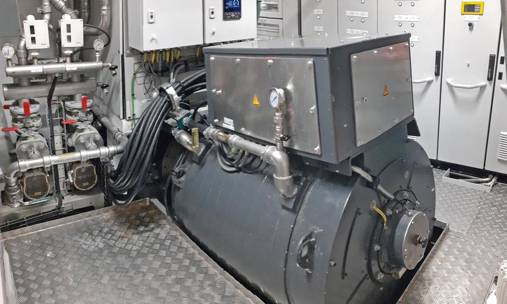 Til fremdrivning er der 2 x vandkølede Danfoss EM-PMI elmotorer hver på 1050 KW til max 18 knobs fart. Til fremdrivning er der 2 x vandkølede Danfoss EM-PMI elmotorer hver på 1050 KW til max 18 knobs fart.