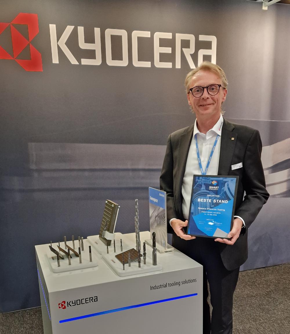 Kyocera ble tildelt prisen for beste stand under SMART industri 2025. - Dette syns vi er veldig stas, uttaler Øystein Sande Johnsen i Kyocera, direktør i Kyocera Unimerco Toolings virksomhet i Norge og Finland, samt nestleder – vice president – i Kyocera-konsernet globalt. Kyocera ble tildelt prisen for beste stand under SMART industri 2025. - Dette syns vi er veldig stas, uttaler Øystein Sande Johnsen i Kyocera, direktør i Kyocera Unimerco Toolings virksomhet i Norge og Finland, samt nestleder – vice president – i Kyocera-konsernet globalt.