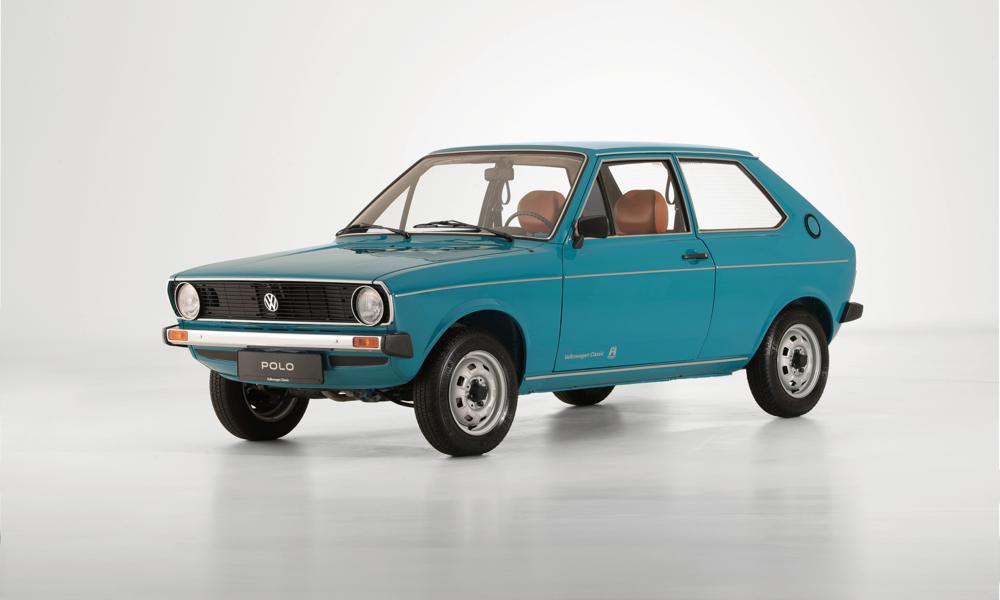 Polo I (1975 - 1981) – Den första generationen Polo, som presenterades i Geneve i mars 1975, var en enklare utrustad tvådörrarsmodell jämfört med Audi 50, som den nya Volkswagen-modellen var tekniskt baserad på och som erbjöds parallellt av Audi. Ursprungligen tillverkad fram till 1978, med den uppdaterade versionen ytterligare ett par år i produktion. Polo I (1975 - 1981) – Den första generationen Polo, som presenterades i Geneve i mars 1975, var en enklare utrustad tvådörrarsmodell jämfört med Audi 50, som den nya Volkswagen-modellen var tekniskt baserad på och som erbjöds parallellt av Audi. Ursprungligen tillverkad fram till 1978, med den uppdaterade versionen ytterligare ett par år i produktion.