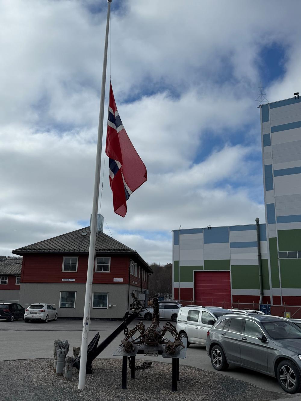 På halv stang: Det ble flagget på halv stang på Kåre Storviks plass utenfor Kimek etter at verftets tidligere direktør gikk bort tidligere denne uka. På halv stang: Det ble flagget på halv stang på Kåre Storviks plass utenfor Kimek etter at verftets tidligere direktør gikk bort tidligere denne uka.