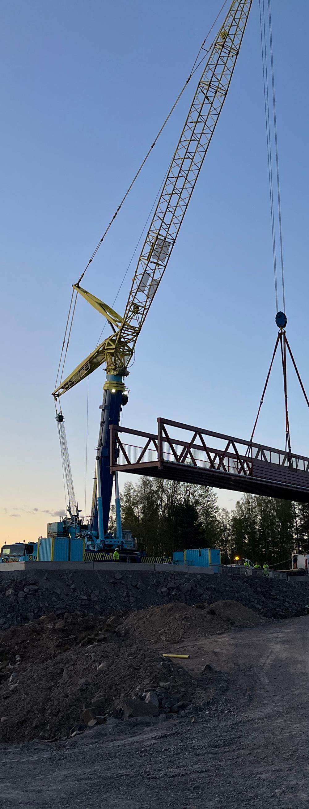 Stålkonstruktionen vägde 30 ton och för att lyfta den krävdes en kran på 500 ton. Stålkonstruktionen vägde 30 ton och för att lyfta den krävdes en kran på 500 ton.