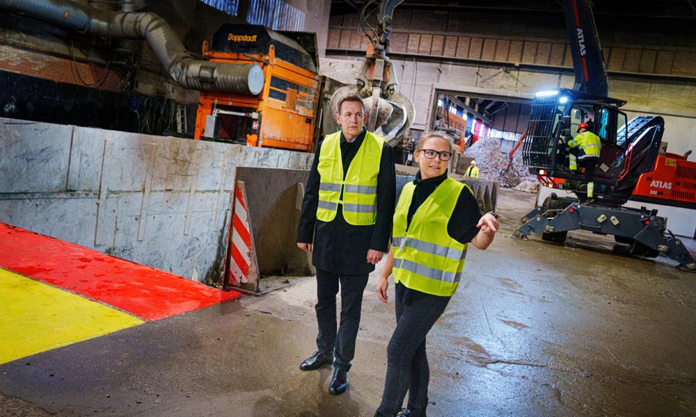 Den socialdemokratiske skatteminister Rasmus Stoklund (tv) på besøg hos Toldstyrelsen i Frederiksværk sammen med Trine Kofoed Dancygier fra Toldstyrelsen. Den socialdemokratiske skatteminister Rasmus Stoklund (tv) på besøg hos Toldstyrelsen i Frederiksværk sammen med Trine Kofoed Dancygier fra Toldstyrelsen.