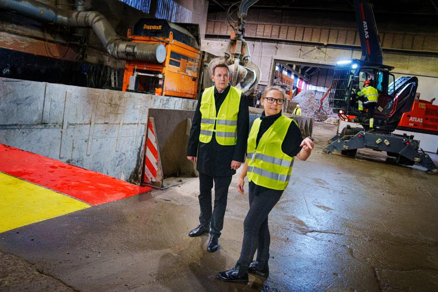 Den socialdemokratiske skatteminister Rasmus Stoklund (t.v.) på besøg hos Toldstyrelsen i Frederiksværk sammen med Trine Kofoed Dancygier fra Toldstyrelsen. Den socialdemokratiske skatteminister Rasmus Stoklund (t.v.) på besøg hos Toldstyrelsen i Frederiksværk sammen med Trine Kofoed Dancygier fra Toldstyrelsen.