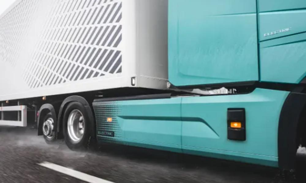 - Nu kan transportvirksomheder køre rigtig lange afstande med elektriske lastbiler uden at skulle gå på kompromis med produktiviteten, siger Roger Alm. - Nu kan transportvirksomheder køre rigtig lange afstande med elektriske lastbiler uden at skulle gå på kompromis med produktiviteten, siger Roger Alm.