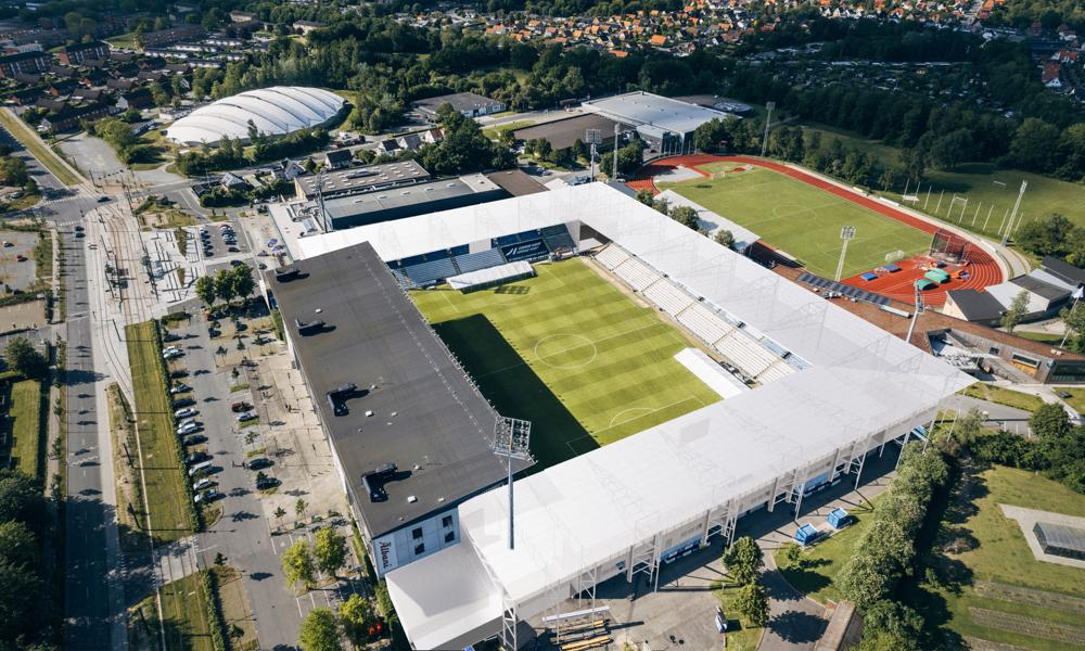 Den moderniserede udgave af Odense Stadion med tag over alle de 16.800 tilskuerpladser. Den moderniserede udgave af Odense Stadion med tag over alle de 16.800 tilskuerpladser.