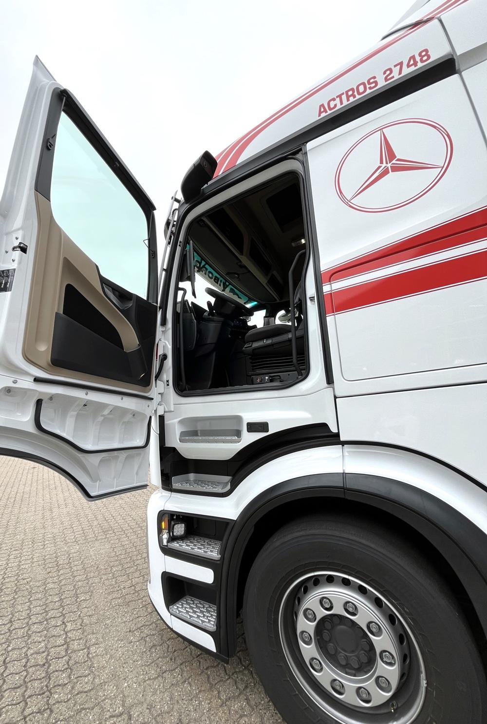 Harald Jacobsen & Sønner har investeret i en ny Actros L. Harald Jacobsen & Sønner har investeret i en ny Actros L.