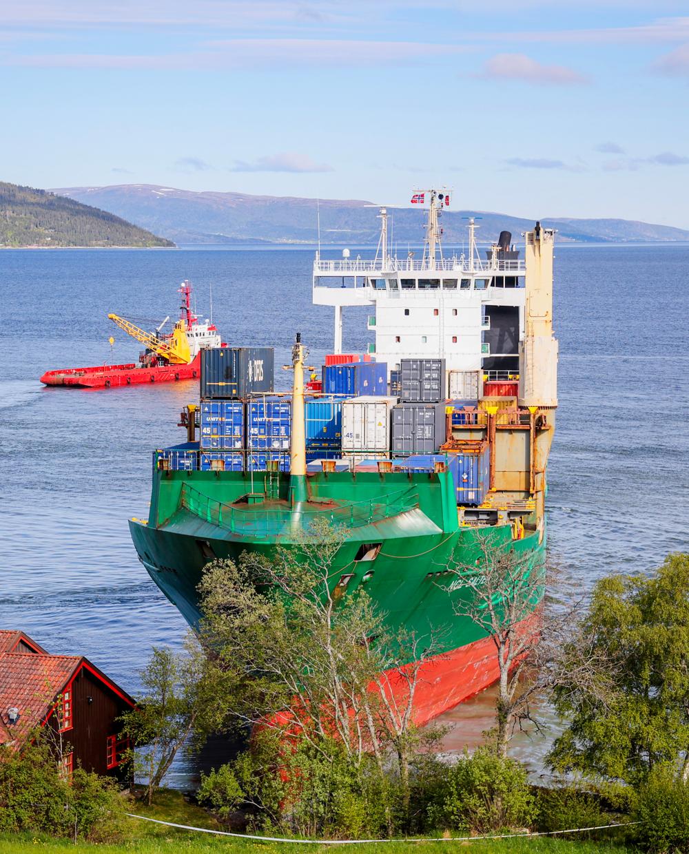 Trondheim 20250522. Et 135 meter langt konteinerskip gikk natt til torsdag på grunn i Trondheimsfjorden utenfor Byneset. Det havnet på land ved en bolig. Foto: Jan Langhaug / NTB Trondheim 20250522. Et 135 meter langt konteinerskip gikk natt til torsdag på grunn i Trondheimsfjorden utenfor Byneset. Det havnet på land ved en bolig. Foto: Jan Langhaug / NTB