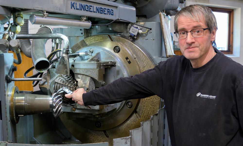 Der bliver brugt både helt moderne og årtier gamle maskiner hos Randers Gears. Industritekniker Lars Kristiansen forstår at indstille de gamle Klingelnberg-maskiner rigtigt, så de skærer med høj præcision. Der bliver brugt både helt moderne og årtier gamle maskiner hos Randers Gears. Industritekniker Lars Kristiansen forstår at indstille de gamle Klingelnberg-maskiner rigtigt, så de skærer med høj præcision.