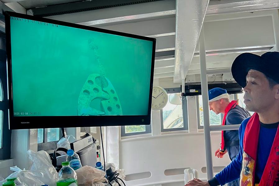 Ansatt i SEAFDEC observer hvordan gripekloen på en ROV fungerer. Ansatt i SEAFDEC observer hvordan gripekloen på en ROV fungerer.