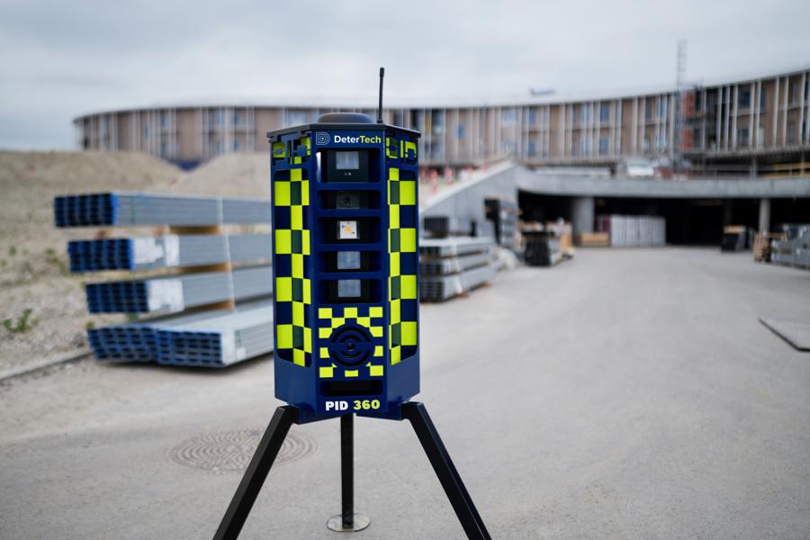 PID360 vejer ca. 40 kg og kan derfor nemt flyttes i takt med at arbejdet på byggepladsen ændrer sig. PID360 vejer ca. 40 kg og kan derfor nemt flyttes i takt med at arbejdet på byggepladsen ændrer sig.