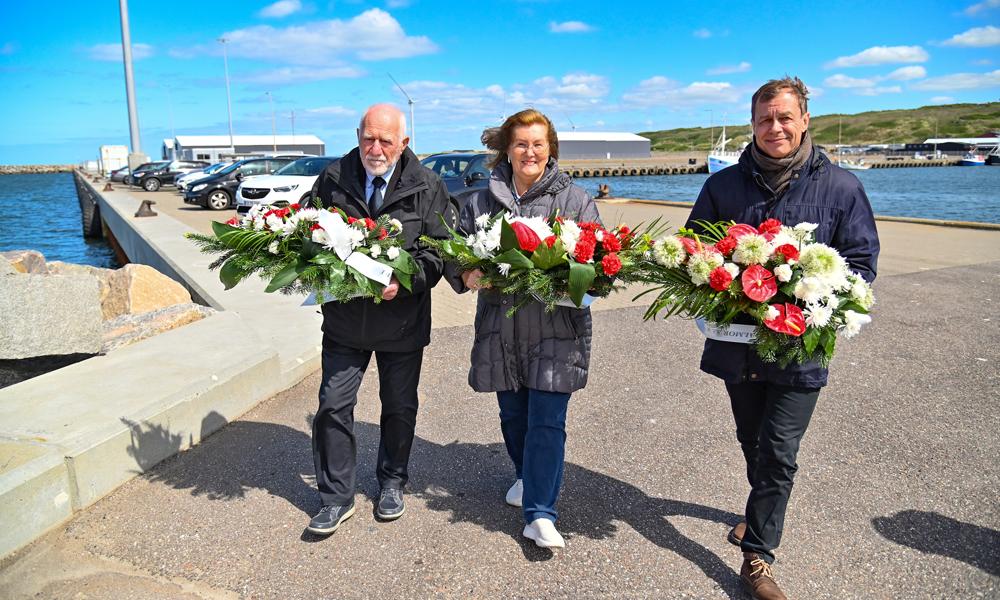 Maciej Krzeptowski (tv) og Janusz Kozlowski (th) - begge Szczecin Rotary og Danuta (Dana) Christoffersen Hanstholm, tolk, bærer kranse til.
Maciej Krzeptowski (tv) og Janusz Kozlowski (th) - begge Szczecin Rotary og Danuta (Dana) Christoffersen Hanstholm, tolk, bærer kranse til.