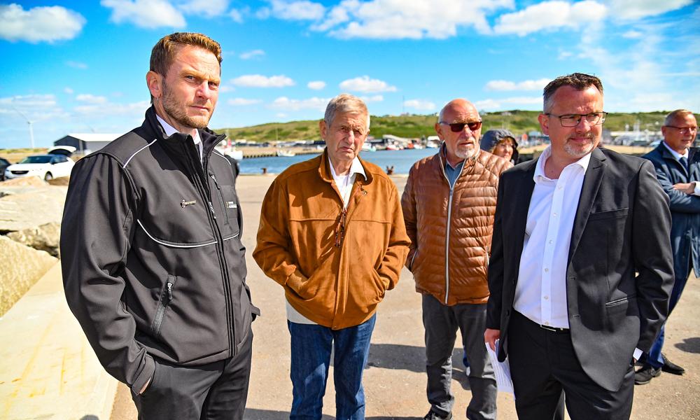 Daværende dykker John Staal (nr 2 fra v.) og Gert Johansen, daværende havnebetjent og deltager i redningsauntionen (solbriller) her sammen med redningsstationsleder Morten Olsen (tv) og Søren Zohnensen, direktør H. havn. Daværende dykker John Staal (nr 2 fra v.) og Gert Johansen, daværende havnebetjent og deltager i redningsauntionen (solbriller) her sammen med redningsstationsleder Morten Olsen (tv) og Søren Zohnensen, direktør H. havn.