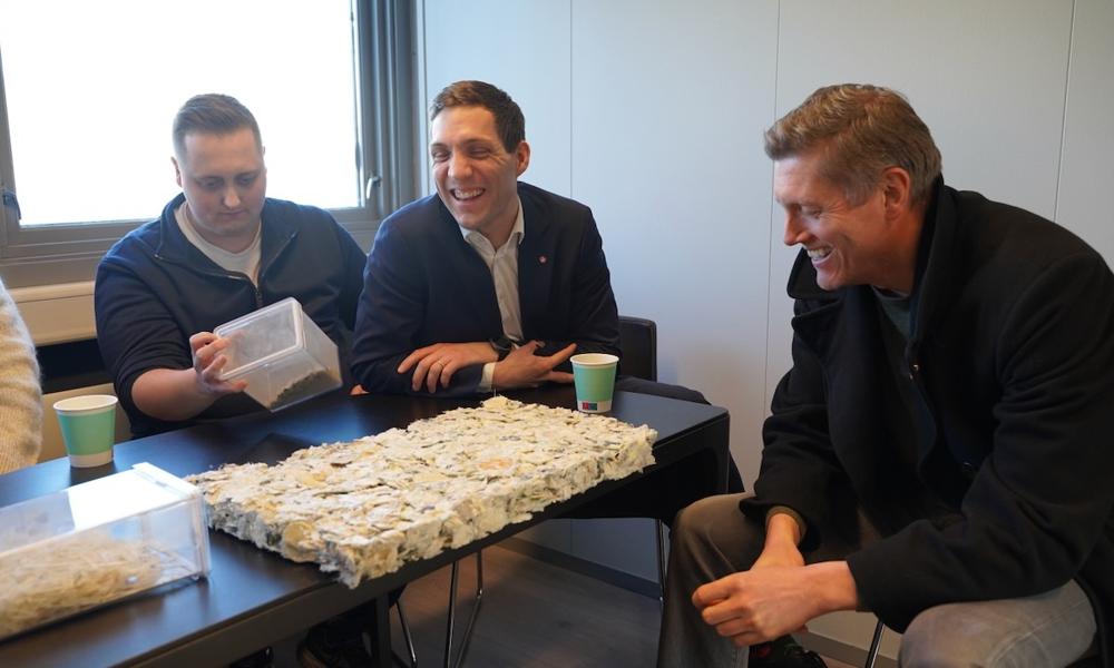 - Det kan se ut som fiskegrateng, flirer miljøminister Andreas Bjelland Eriksen. Ecofiber Recycling lager støyskjermingsplater av resirkulert glassfiber og komposittmateriale fra fritidsbåter og vindmøller. Til venstre: Morten Sandanger fra Sandnes AP, til høyre Dag Mossige, Stavanger Arbeiderparti. - Det kan se ut som fiskegrateng, flirer miljøminister Andreas Bjelland Eriksen. Ecofiber Recycling lager støyskjermingsplater av resirkulert glassfiber og komposittmateriale fra fritidsbåter og vindmøller. Til venstre: Morten Sandanger fra Sandnes AP, til høyre Dag Mossige, Stavanger Arbeiderparti.