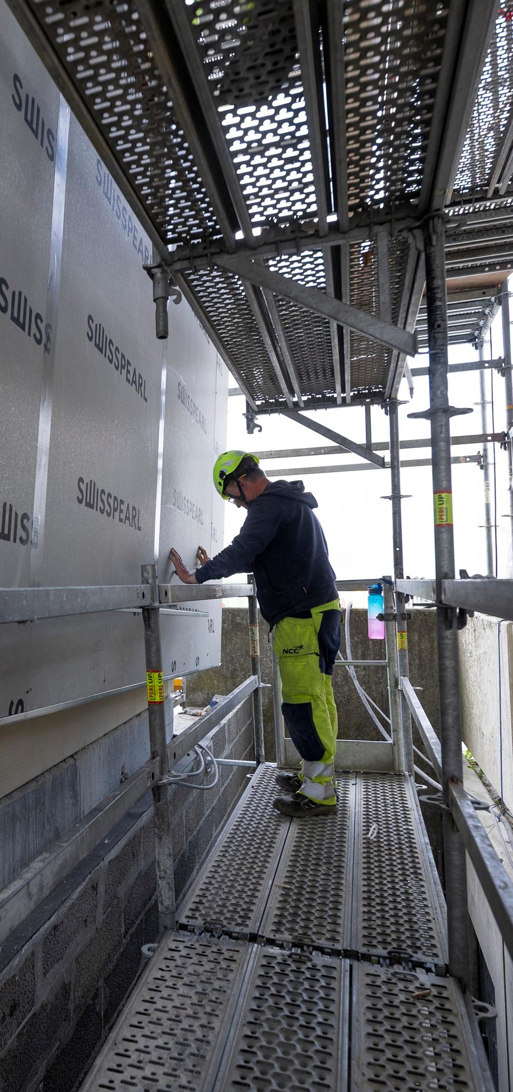 NCC renoverer Taastrupgaard. Facaderne skal udskiftes til nye højisolerede trækassetter. NCC renoverer Taastrupgaard. Facaderne skal udskiftes til nye højisolerede trækassetter.