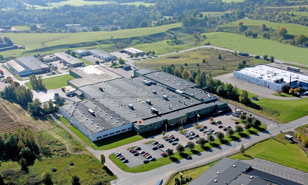 Anläggningen i Skene ska kunna erbjuda tyngre kvaliteteter och i sommar får wellpappmaskinen ett välbehövligt ansiktslyft. Anläggningen i Skene ska kunna erbjuda tyngre kvaliteteter och i sommar får wellpappmaskinen ett välbehövligt ansiktslyft.