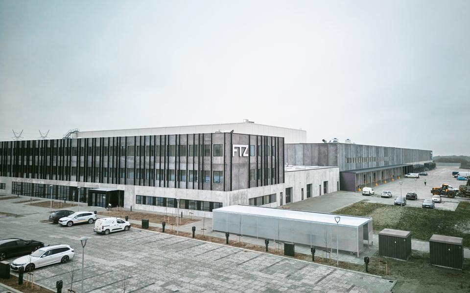 Udefra gør FTZ’s nye domicil ikke det store væsen af sig - udover at være ja, stort - men den avancerede teknologi indvendigt er en revolution for autogrossisten. Udefra gør FTZ’s nye domicil ikke det store væsen af sig - udover at være ja, stort - men den avancerede teknologi indvendigt er en revolution for autogrossisten.