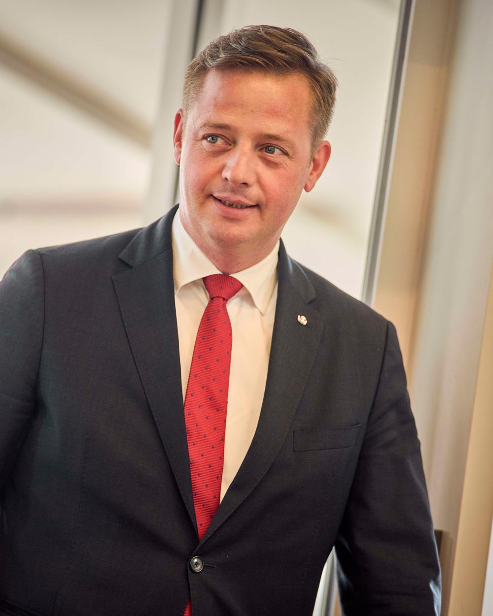 - Med Marselistunnelen får trafikken mellem havnen og motorvejsnettet en god, hurtig forbindelse, og aarhusianerne får mindre trafik gennem byen og byrum, de kan gøre til deres eget, siger transportminister Thomas Danielsen (V). - Med Marselistunnelen får trafikken mellem havnen og motorvejsnettet en god, hurtig forbindelse, og aarhusianerne får mindre trafik gennem byen og byrum, de kan gøre til deres eget, siger transportminister Thomas Danielsen (V).