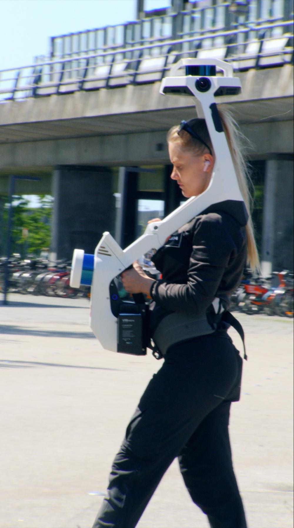 Undersøgelserne udføres med mobile og håndholdte systemer, hvilket betyder, at man kan møde medarbejdere fra den rådgivende landinspektør LE34 i bybilledet med specialudstyr Undersøgelserne udføres med mobile og håndholdte systemer, hvilket betyder, at man kan møde medarbejdere fra den rådgivende landinspektør LE34 i bybilledet med specialudstyr