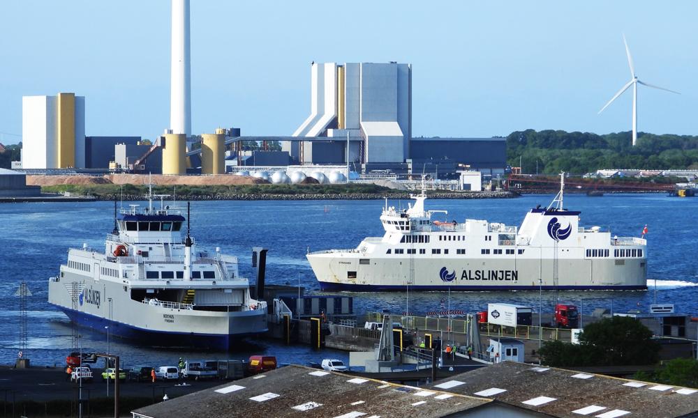 Molslinjens nye hybridfærge 'Nerthus' ankommer til Kalundborg den 3. juni 2025 efter tre ugers sejlads fra værftet Cemre i Tyrkiet. Færgen skulle have været leveret ved årsskiftet 2024/2025 men blev ramt af forsinkelser. Molslinjens nye hybridfærge 'Nerthus' ankommer til Kalundborg den 3. juni 2025 efter tre ugers sejlads fra værftet Cemre i Tyrkiet. Færgen skulle have været leveret ved årsskiftet 2024/2025 men blev ramt af forsinkelser.