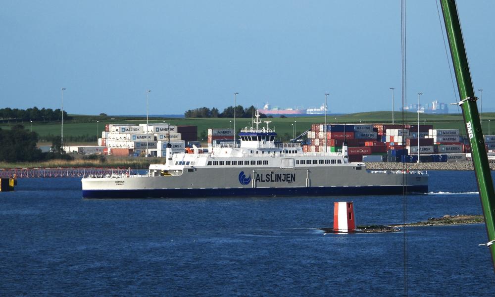 Molslinjens nye hybridfærge 'Nerthus' ankommer til Kalundborg den 3. juni 2025 efter tre ugers sejlads fra værftet Cemre i Tyrkiet. Færgen skulle have været leveret ved årsskiftet 2024/2025 men blev ramt af forsinkelser. Molslinjens nye hybridfærge 'Nerthus' ankommer til Kalundborg den 3. juni 2025 efter tre ugers sejlads fra værftet Cemre i Tyrkiet. Færgen skulle have været leveret ved årsskiftet 2024/2025 men blev ramt af forsinkelser.