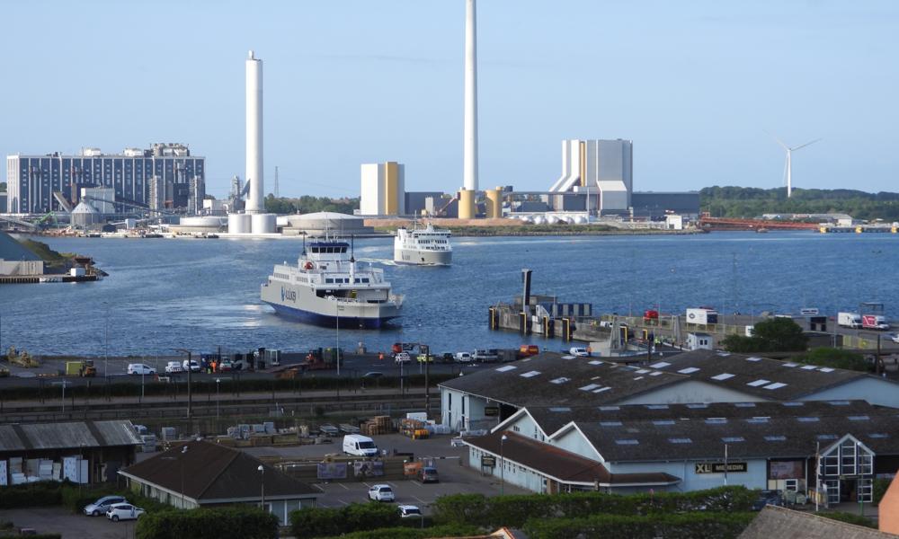 Molslinjens nye hybridfærge 'Nerthus' ankommer til Kalundborg den 3. juni 2025 efter tre ugers sejlads fra værftet Cemre i Tyrkiet. Færgen skulle have været leveret ved årsskiftet 2024/2025 men blev ramt af forsinkelser. Molslinjens nye hybridfærge 'Nerthus' ankommer til Kalundborg den 3. juni 2025 efter tre ugers sejlads fra værftet Cemre i Tyrkiet. Færgen skulle have været leveret ved årsskiftet 2024/2025 men blev ramt af forsinkelser.