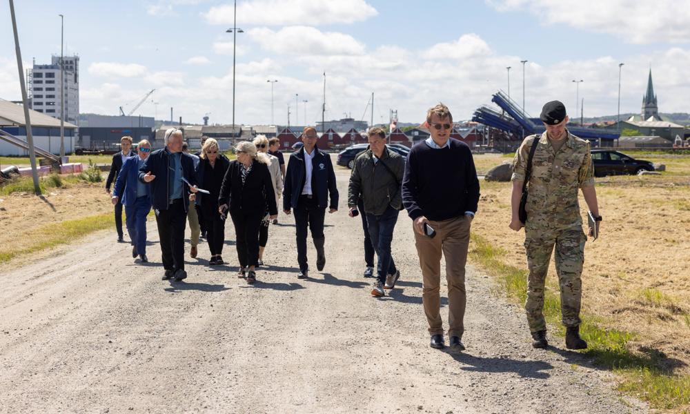 Den 2. juni var forsvarsminister Troels Lund Poulsen samt og forsvarsordførerne Simon Kollerup (A) og Lise Bech (DD) på besøg på Orskov Yard. Den 2. juni var forsvarsminister Troels Lund Poulsen samt og forsvarsordførerne Simon Kollerup (A) og Lise Bech (DD) på besøg på Orskov Yard.